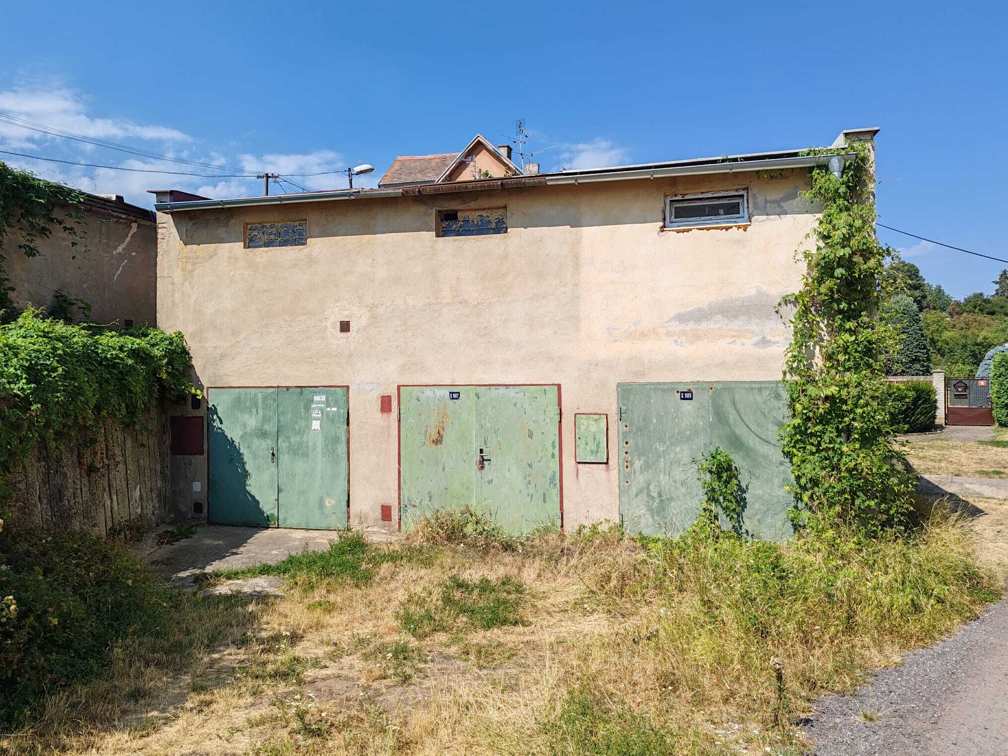 D7 Znojmo 2K - spoluvlastnický podíl id. 1/2 na řadové garáži v blízkosti zámku a hlavní komunikace