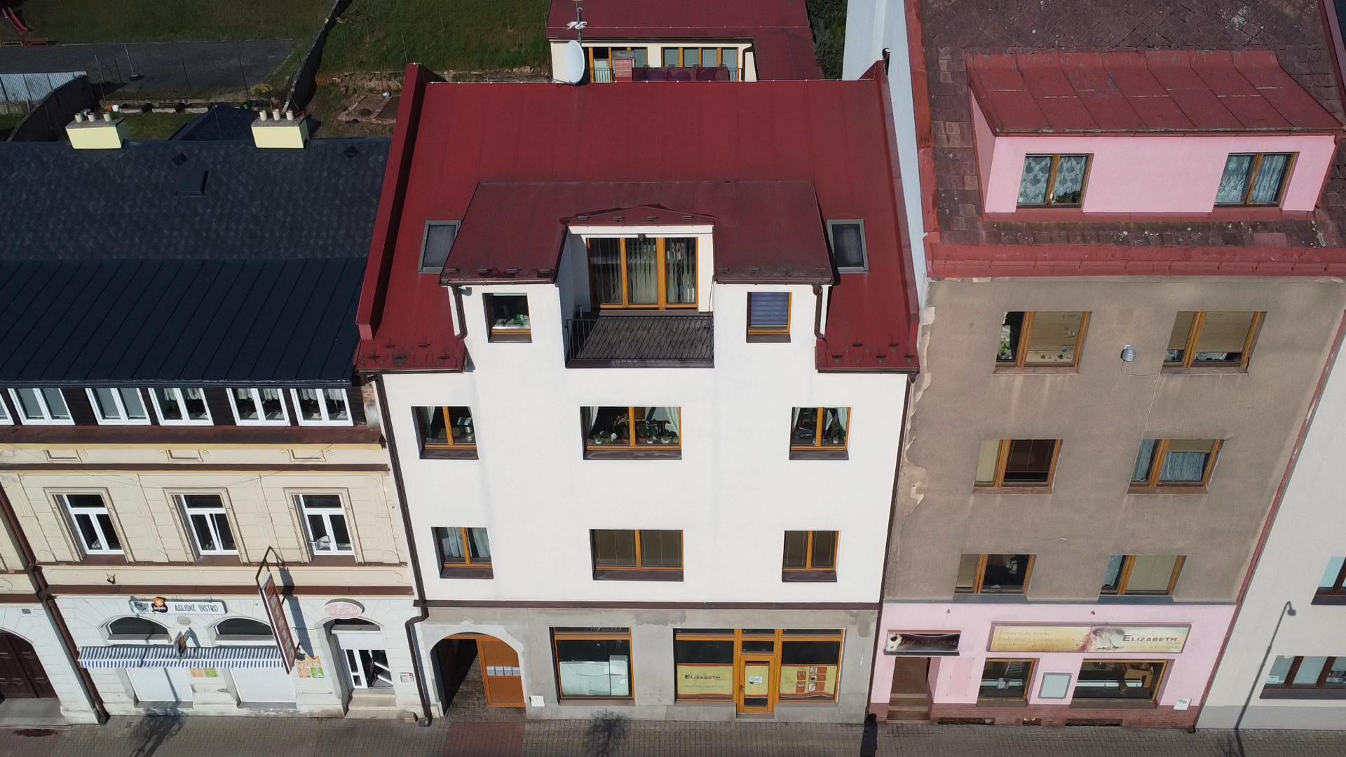Dům se dvěma byty a nebytovým prostorem, Náchod – centrum  